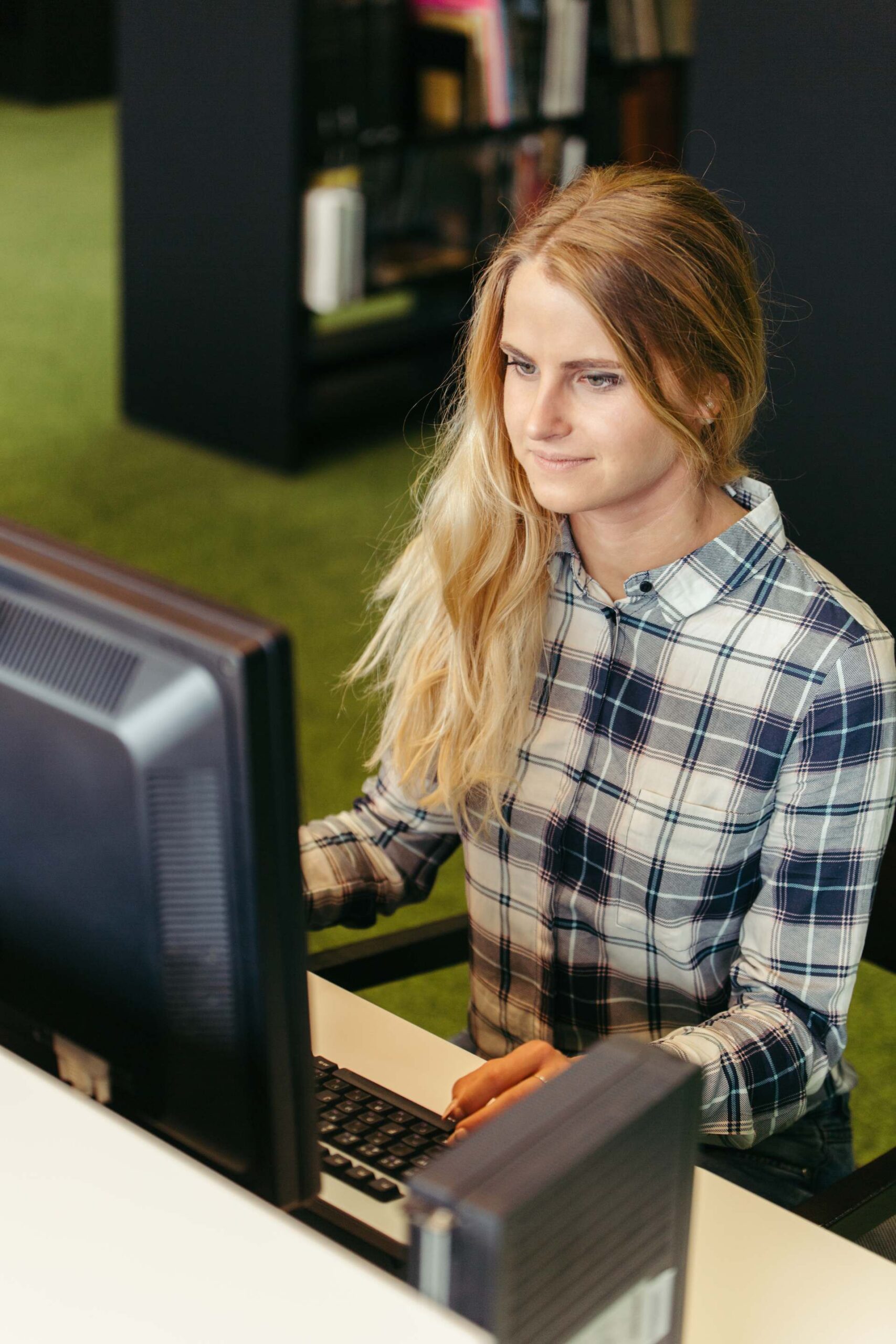 dziewczyna-przy-uzyciu-komputera-w-bibliotece